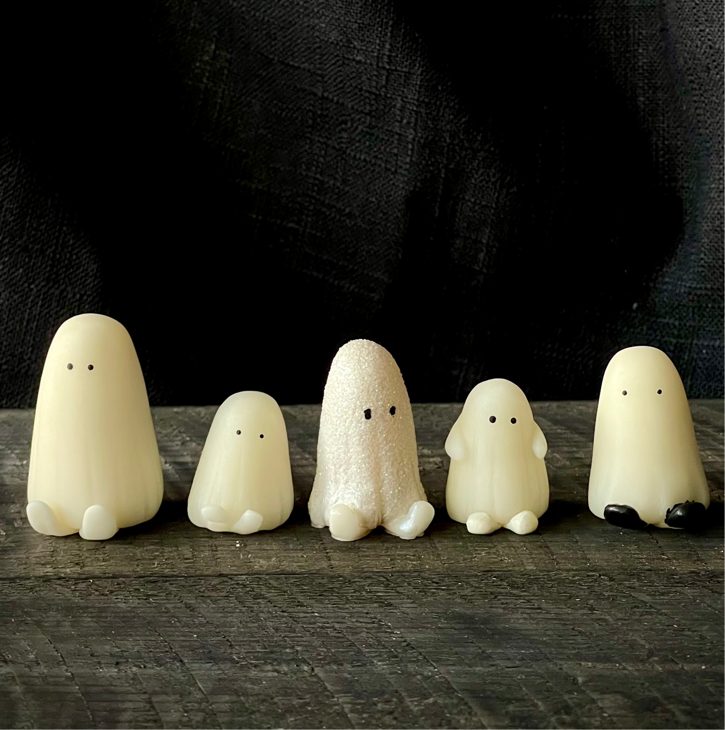 Sitting Ghost Family - set of 5