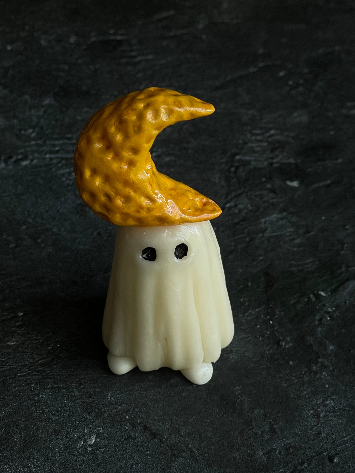Crescent Moon Hat Ghostie - 2"